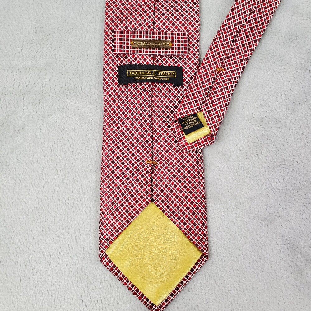Donald Trump Signature Collection Hand Made Neck Tie Red Silk 3.25"W x 59"L